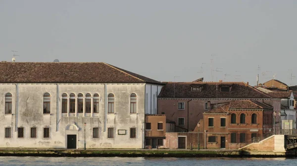 Házak víz szerint Velencében, Olaszország, kilátás a vitorláshajóval — Stock Fotó