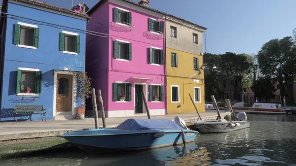 Πολύχρωμες προσόψεις των μικρών σπιτιών του ιταλικού Burano σε μια ηλιόλουστη μέρα — Φωτογραφία Αρχείου