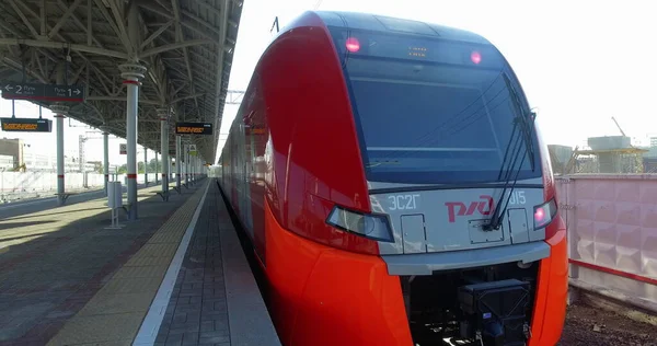 Tren ligero salida de la estación, Rusia — Foto de Stock