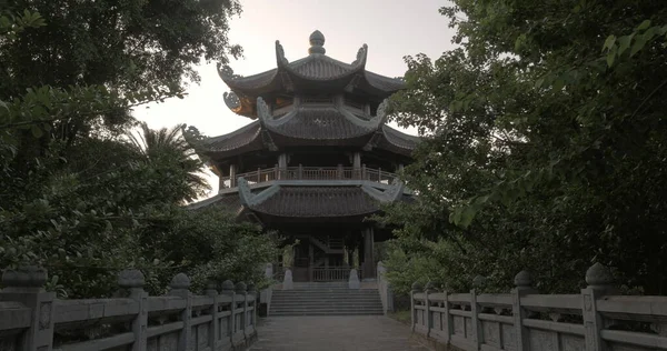 Tourist shooting Bell Tower of Bai Dinh Temple, Vietnã — Fotografia de Stock