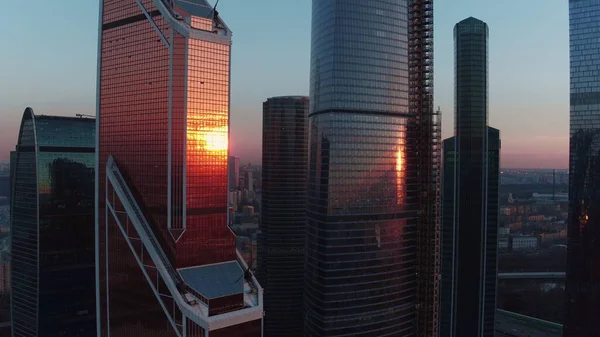 Sonnenuntergang spiegelt sich in einem Spiegelhochhaus — Stockfoto