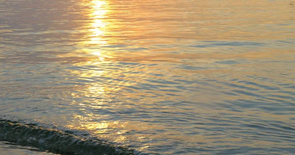 Vagues de mer tranquilles Lavant le rivage au coucher du soleil — Photo