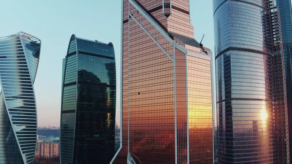 Bürohochhäuser im Moskauer Geschäftszentrum bei Sonnenuntergang, Luftaufnahme — Stockfoto