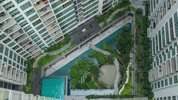 Luchtmensen in decoratieve tuin buiten appartementenblokken — Stockfoto