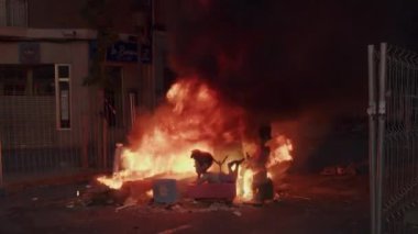 Valencia 'daki Las Fallas festivalinin tesisatını yakmak için büyük bir şenlik ateşi.