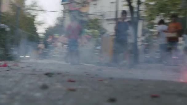 Barn firar Fallas festival och lanserar smällare på stadens gata — Stockvideo