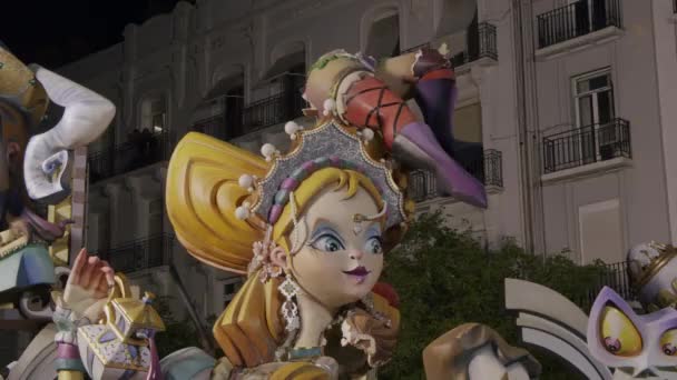 Heldere personages van Las Fallas straatsculpturen, Spanje — Stockvideo