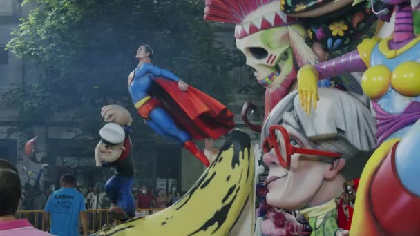 Las Fallas ninot ställdes ut på gatan i Valencia, Spanien — Stockvideo