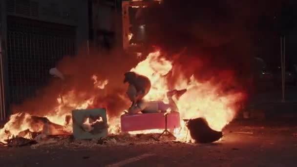 Las Fallas sculptuur in vlammen op. Nachtviering — Stockvideo