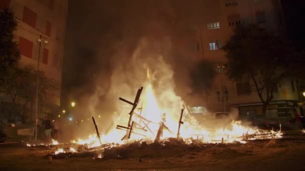 Fuego demolió la escultura callejera en la noche de Las Fallas, España — Vídeo de stock