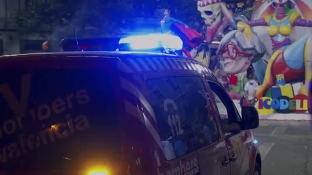 Bombeiros vieram para controlar a grande fogueira na noite de Las Fallas — Vídeo de Stock