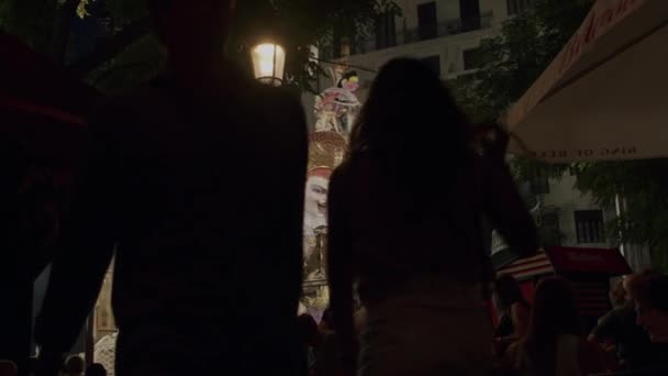 Las Fallas fesztivál és élénk szobrok az utcán az éjszaka Valencia — Stock videók