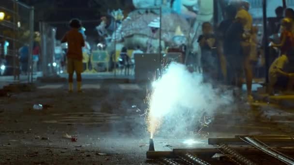 Pyrotechnik in der Nacht von Valencia während des Festivals Las Fallas — Stockvideo