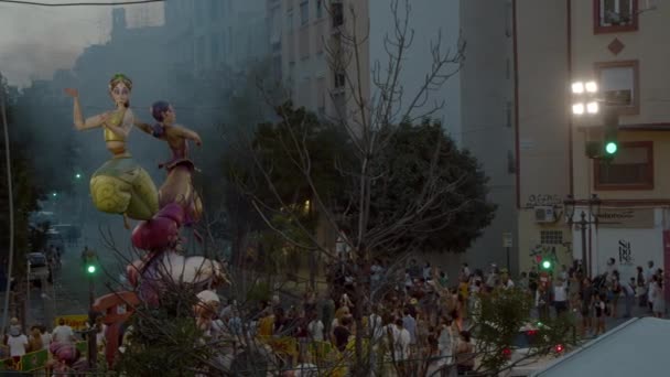 バレンシア,スペインの大規模なファラス祭りの花火を見て通りの群衆 — ストック動画