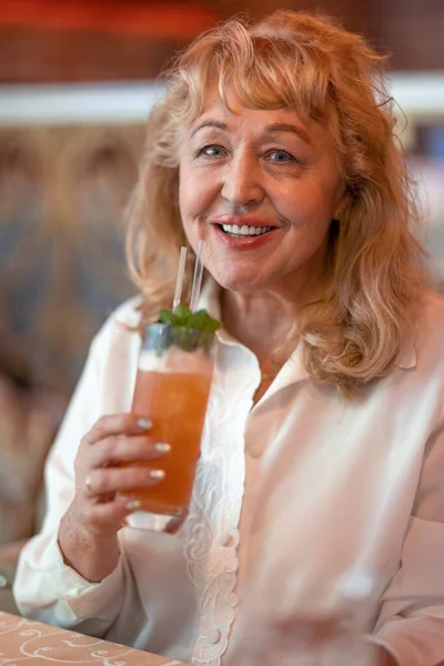 Femme âgée va profiter d'un délicieux cocktail — Photo
