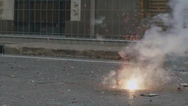 Smällare sprängs på gatan. Firande i Las Fallas, Spanien — Stockvideo