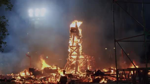 Brand vänster ruiner av ninot dockor på Las Fallas firande — Stockvideo