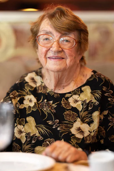 Inomhusporträtt av en kvinna i 80-årsåldern — Stockfoto