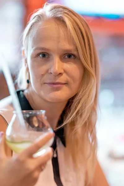 Woman enjoying time at cocktail party — Stock Photo, Image