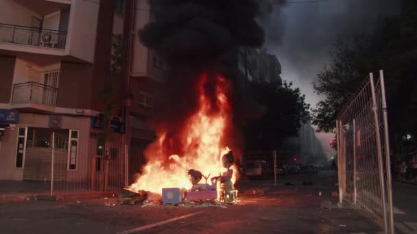 Ninot poppen branden in de nacht van Las Fallas, Valencia — Stockvideo