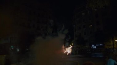 Las Fallas gecesinde havai fişekler ve büyük şenlik ateşi. İspanya Festivali
