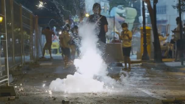 Las Fallas är känt för fyrverkerier och smällare överallt — Stockvideo