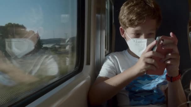 Βαρετός έφηβος με κινητό στο τρένο — Αρχείο Βίντεο