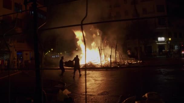 Letzte Nacht der Las Fallas mit ninot Verbrennung im großen Lagerfeuer — Stockvideo