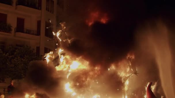 Hoguera de Las Fallas bajo control de bomberos — Vídeos de Stock