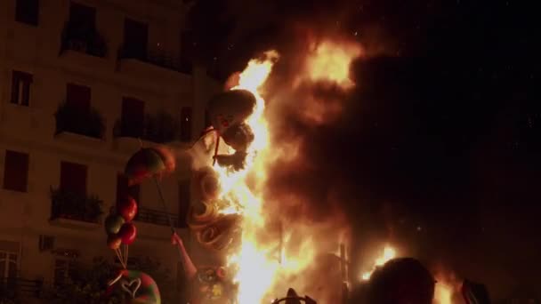 Stora brasor med brinnande ninoter är en viktig del av Las Fallas festival, Spanien — Stockvideo