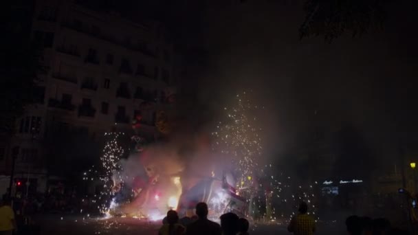 Las Fallas, İspanya 'nın kutlama gecesinde havai fişekler ve ninot gösterisi — Stok video