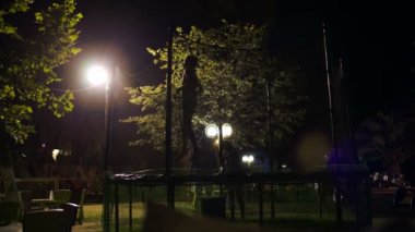 Trambolinde zıplayan çocuk