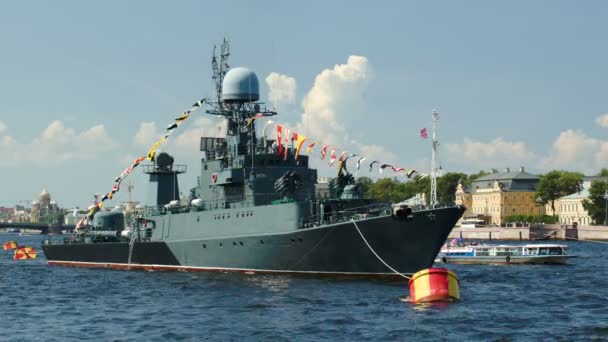 Militära fartyg på floden Neva — Stockvideo