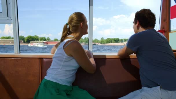 Hombre y mujer en barco — Vídeo de stock