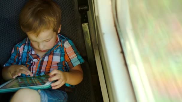 Menino usando computador tablet — Vídeo de Stock