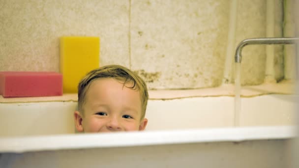 Riéndose chico en el baño — Vídeo de stock