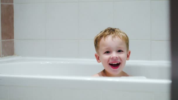 Смеющийся мальчик в ванной — стоковое видео