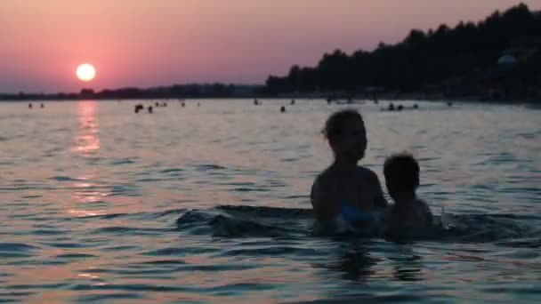 Madre e figlio in mare — Video Stock