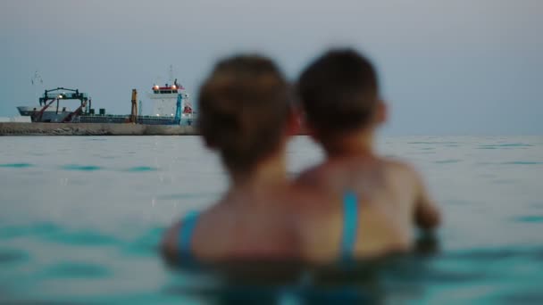 Mãe e filho no mar — Vídeo de Stock