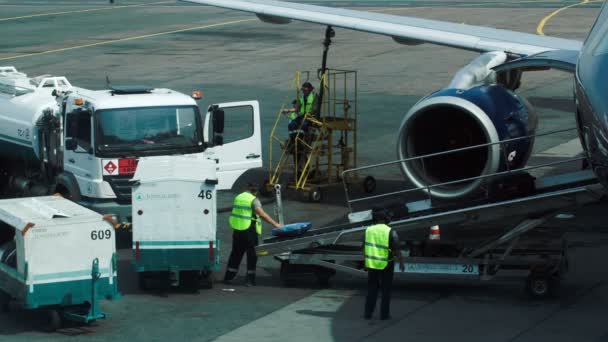 Arbeiter holen Gepäck aus Flugzeug — Stockvideo