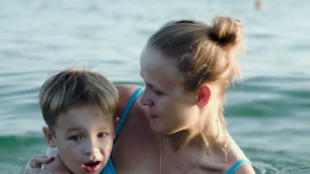 Figlio e madre balneazione — Video Stock