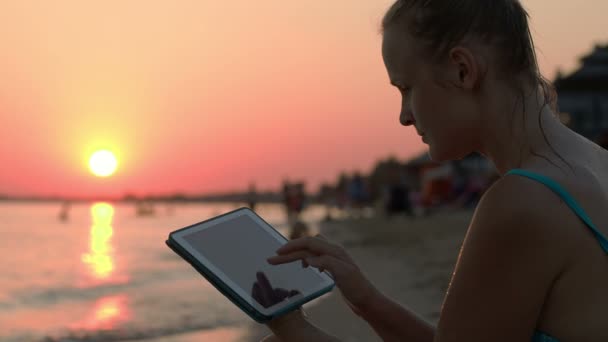 Mujer con almohadilla al atardecer — Vídeo de stock