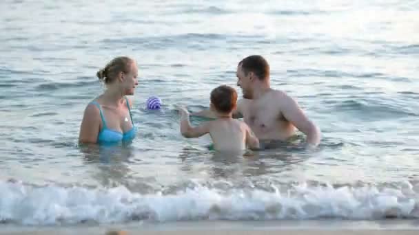 Padres e hijo jugando en el mar — Vídeos de Stock