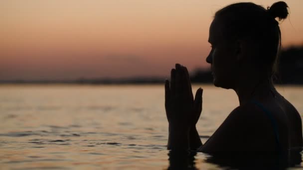 Frau im Wasser betet — Stockvideo
