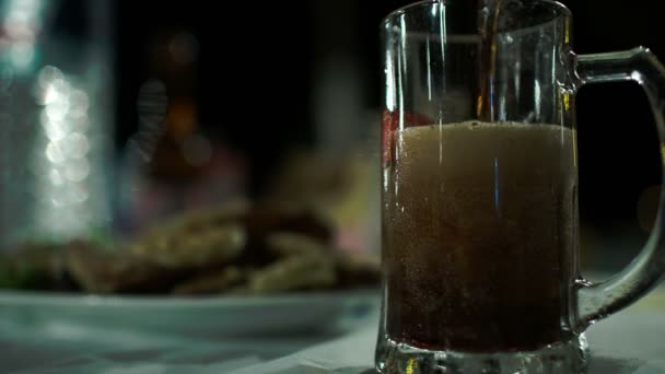 Derramando cerveja em caneca de vidro — Vídeo de Stock