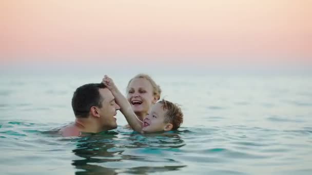 Pais com filho tomando banho no mar — Vídeo de Stock