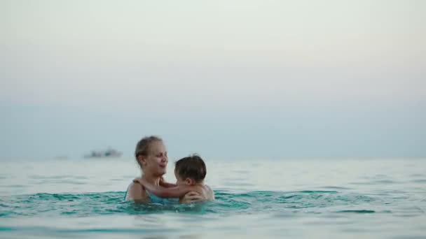 Anne ve çocuk suda — Stok video