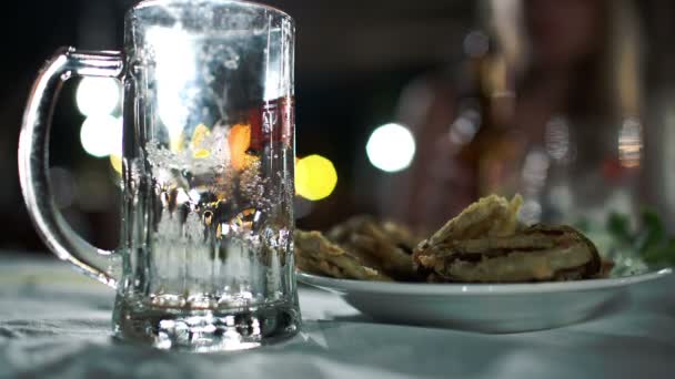 Derramando cerveja em caneca de vidro — Vídeo de Stock