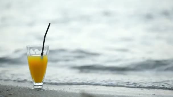 Bicchiere Di Cocktail Su Spiaggia — Video Stock