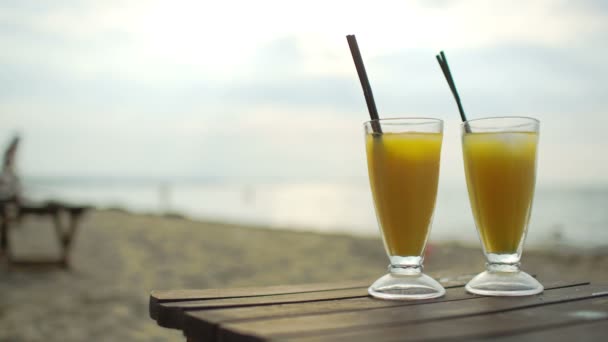 Cocktail sul tavolo in riva al mare — Video Stock